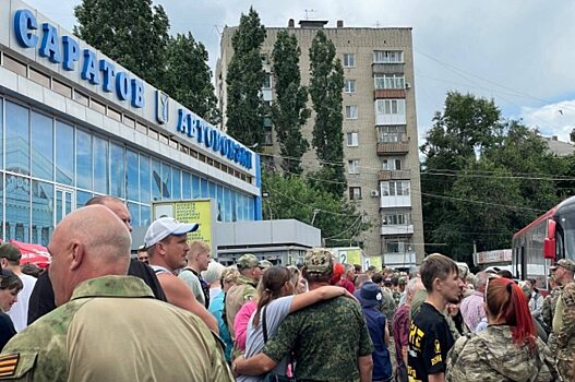 На автовокзале Саратова в зону спецоперации проводили 100 бойцов