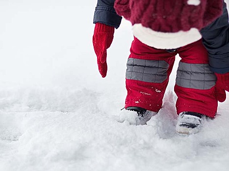Сибиряк спас ушедшую из дома годовалую девочку с обмороженными ногами
