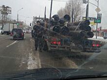 В Ульяновске труба с грузовика упала прямо на легковую машину