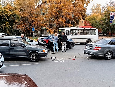 Массовое ДТП в Новосибирске: автомобили и обломки заблокировали движение