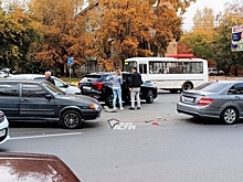 Массовое ДТП в Новосибирске: автомобили и обломки заблокировали движение