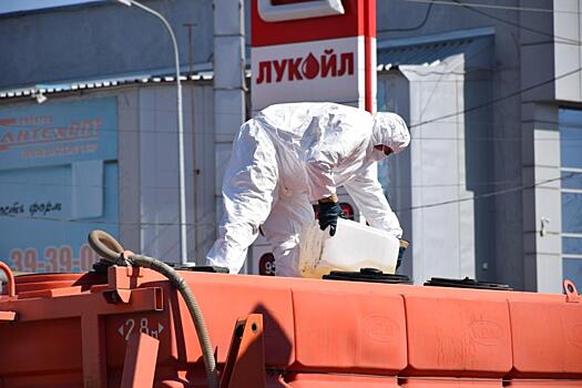 Дороги и тротуары Саратова начали дезинфицировать спецраствором