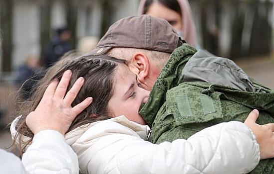 На Среднем Урале 60-летний бизнесмен оставил завод сыну и ушел в армию