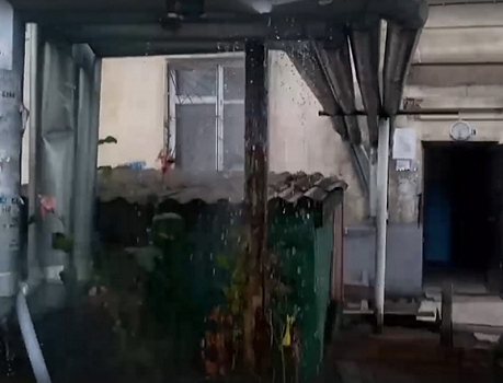 Фонтан с кипятком во дворе дома нижегородцев устранят до конца дня