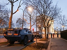 На улицы Парижа вывели бронетехнику