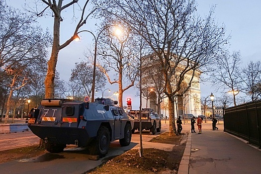 На улицы Парижа вывели бронетехнику