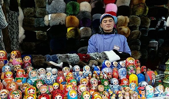 Туристы шутят, что матрешками торгует кыргыз, — 5 историй о "наших" в Москве