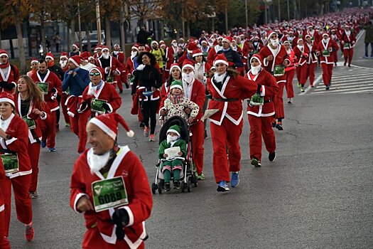 Тысячи Санта-Клаусов пробежали по улицам Мадрида