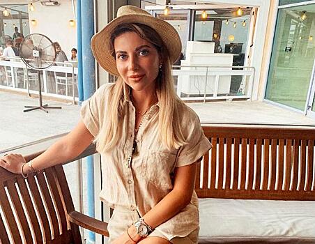 Галина Юдашкина выбрала джинсовую тунику с кружевами для пляжа