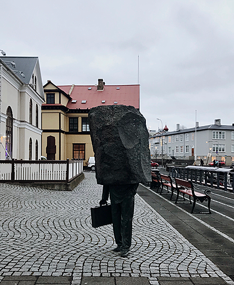 Исландцы трудолюбивы. Пять дней в неделю они занимаются исключительно работой, не позволяя себе ни глотка спиртного. А на выходных, в качестве награды, устраивают бешеные пьянки. Ночью подвыпившие компании кочуют из бара в бар, а некоторые напиваются прямо на улице.   