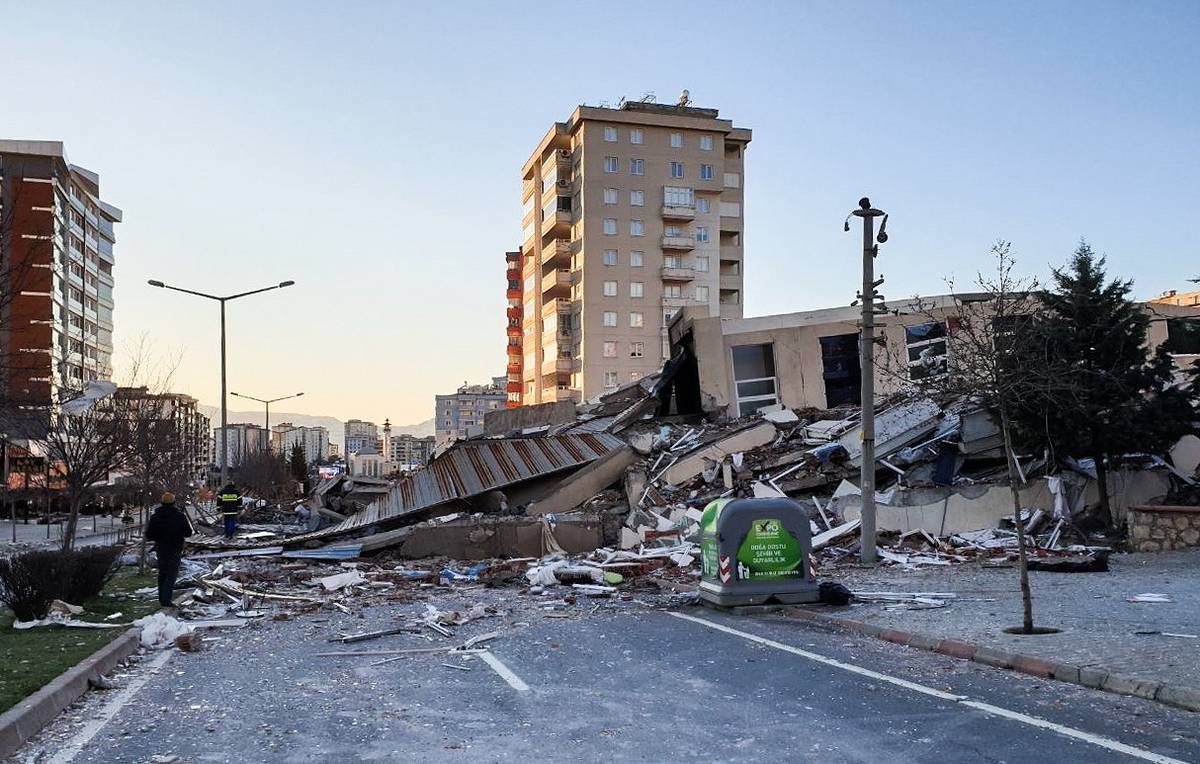 Погибшую при землетрясении семью россиян похоронили в Турции