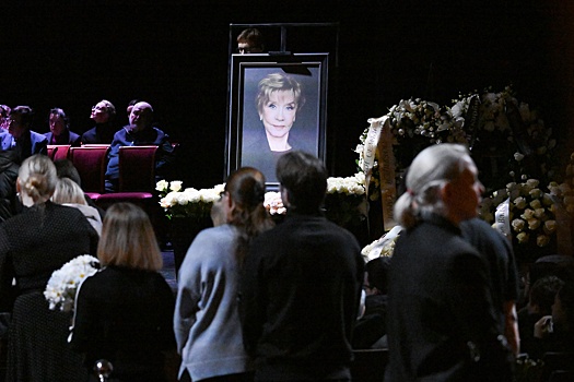 Поклонники и коллеги простились с Верой Алентовой в Театре им. Пушкина