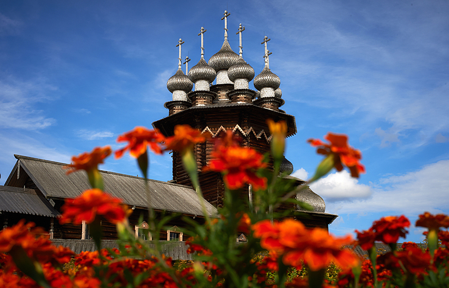 70 лет назад, 16 ноября 1945 года, в Лондоне состоялась учредительная конференция, утвердившая Устав ЮНЕСКО — Организации Объединенных Наций по вопросам образования, науки и культуры. Российские объекты всемирного наследия ЮНЕСКО — в нашей фотогалерее. На фото: Кижи, или Кижский погост - всемирно известный архитектурный ансамбль, расположенный на острове Кижи Онежского озера, состоящий из двух церквей и колокольни XVIII—XIX веков, окруженных единой оградой — реконструкцией традиционных оград погостов