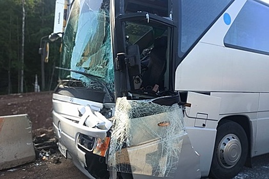 На российской трассе туристический автобус столкнулся с грузовиком