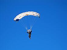 Парашютист едва не попал под колеса автомобиля в Приморье