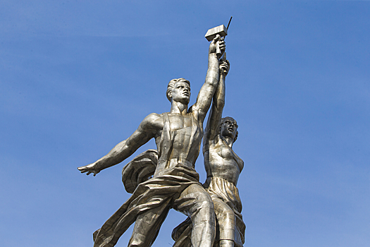 Тракторист, альпинист и сталевар: самые мужественные скульптуры на ВДНХ