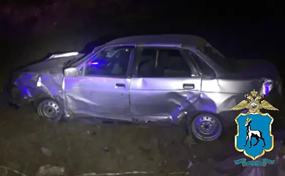 Двое в больнице: в Самарской области на трассе "Приора" улетела в кювет