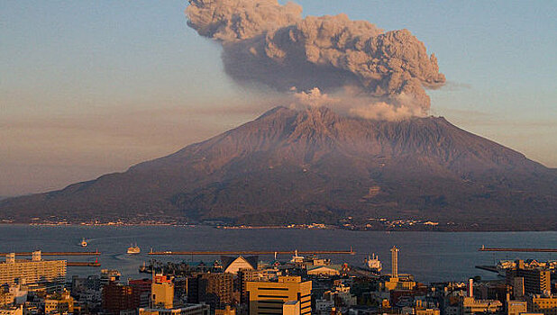 Опубликовано видео "разбушевавшегося" вулкана в Японии