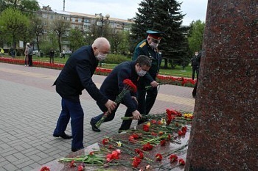 Коронавирус не помешал Дмитрию Денисову отдать дань памяти героям Великой Отечественной войны