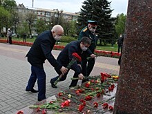 Коронавирус не помешал Дмитрию Денисову отдать дань памяти героям Великой Отечественной войны