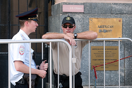 У посольства США в Москве выстроилась гигантская очередь