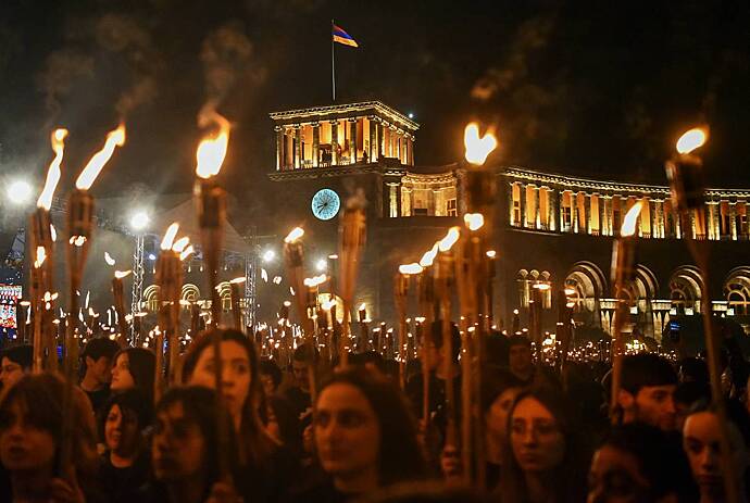 В Ереване сожгли флаги Турции и Азербайджана в годовщину геноцида армян