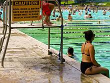 Женщина посетила общественный бассейн и ослепла