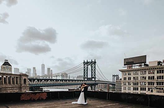 Уютная осенняя свадьба только для двоих была организована на крыше в Нью-Йорке