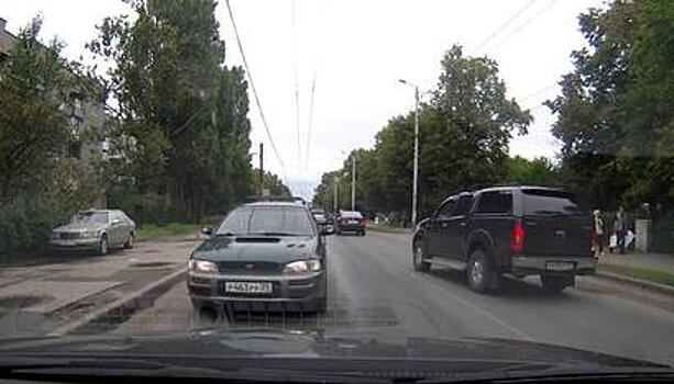 "Водитель, ты судак": на ул. Дзержинского водители поехали по встречке