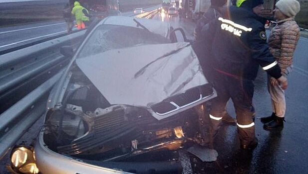 На "Тавриде" легковушка столкнулась с грузовиком – есть пострадавшие