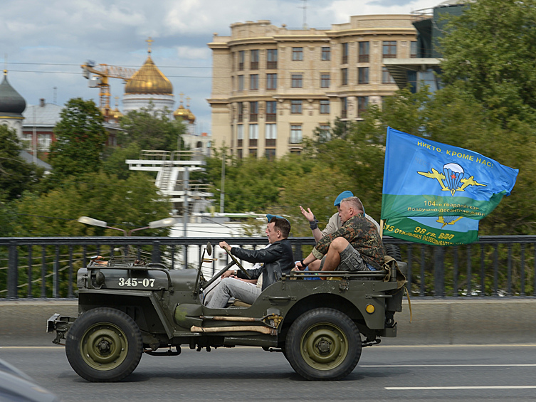 Участники празднования Дня Воздушно-десантных войск и 85-летия образования Воздушно-десантных войск едут на автомобиле по одной из улиц Москвы