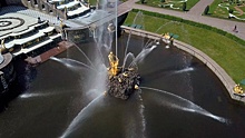 В Петергофе в честь дня рождения Петра I запустили фонтан «Самсон»