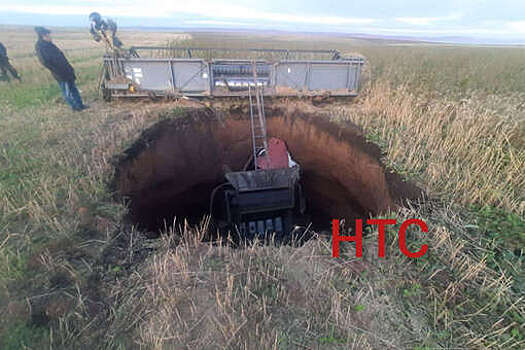 Mash: в Иркутской области комбайн провалился под землю, водителя не спасли