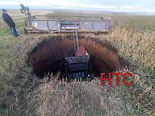 Mash: в Иркутской области комбайн провалился под землю, водителя не спасли