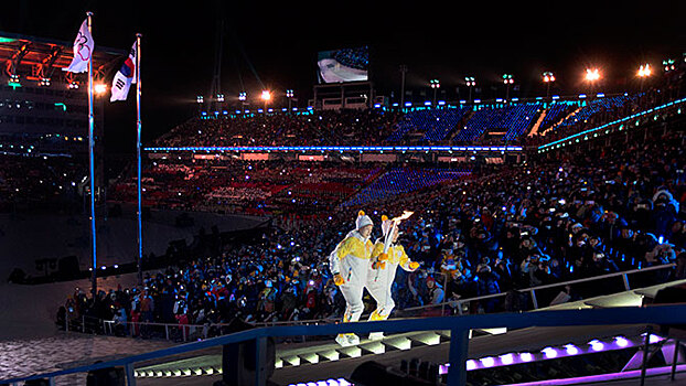 На открытии ОИ развернули флаг РФ