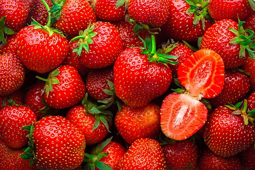 За клубничный сезон врачи рекомендуют съедать не меньше 2 кг ягоды