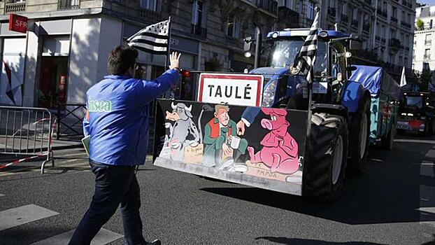 Протестующие фермеры на тракторах осадили Париж