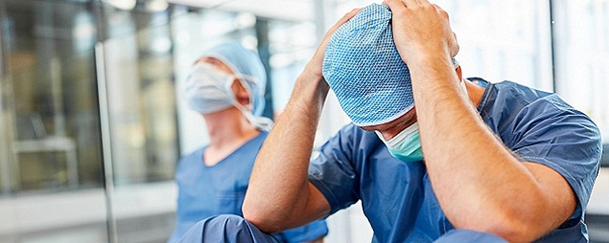 Роспотребнадзор признал профессии врача и медсестры опасными для здоровья