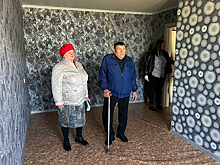 Родителям погибшего героя в зоне СВО вручили ключи от квартиры под Новосибирском