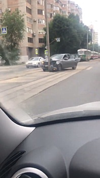 В Самаре на улице Арцыбушевской "Веста" протаранила столб