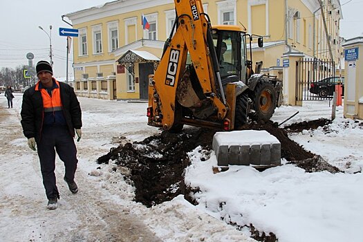 В Костроме асфальт уложили в снег