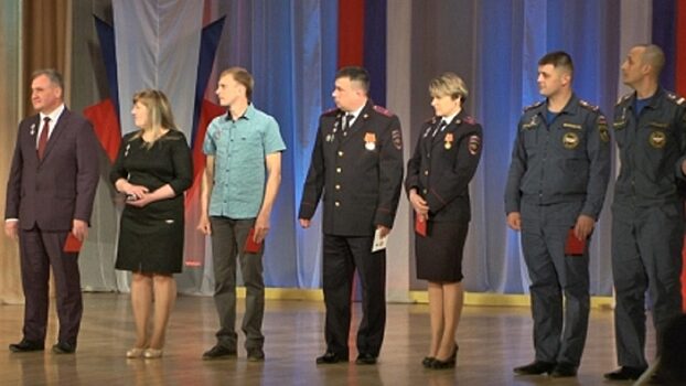 Свердловских спасателей и добровольцев наградили за поиск подростков