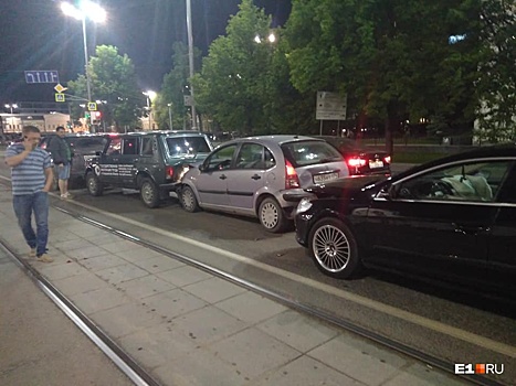 В центре Екатеринбурга мужчина на Volkswagen протаранил две машины, стоявшие на светофоре