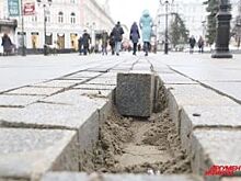На улице Большой Покровской снова перекладывают плитку