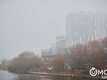Утренний Омск накрыло туманной завесой