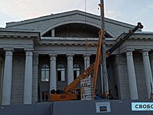 С фасада здания саратовского оперного театра демонтировали скульптуры