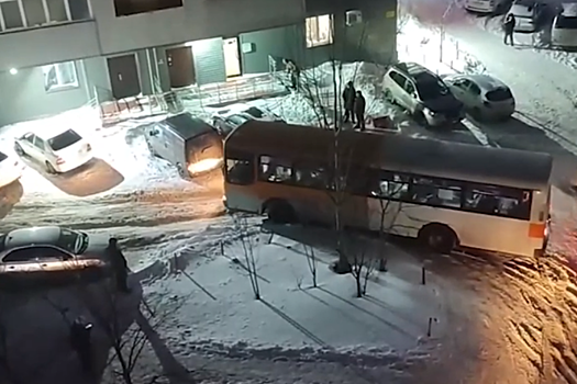 В Новосибирске ищут водителя автобуса, который объехал перекрытый участок дороги по двору