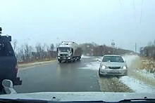 Массовая авария из-за покрывшейся льдом российской трассы попала на видео