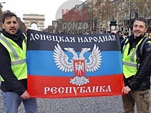 Флаг ДНР развернули во время протестов в Париже