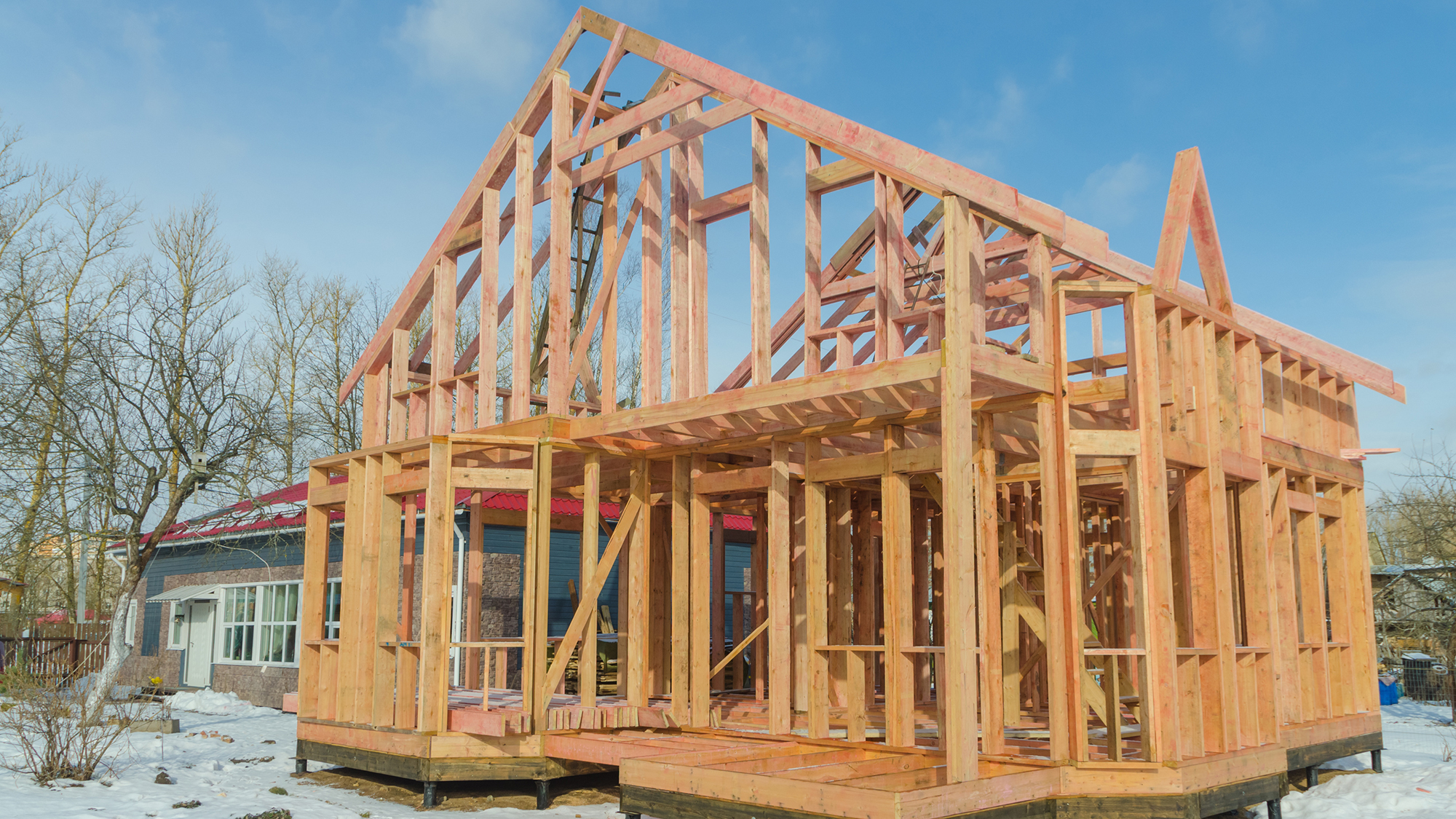 Эксперт раскрыл, чем опасна замороженная стройка